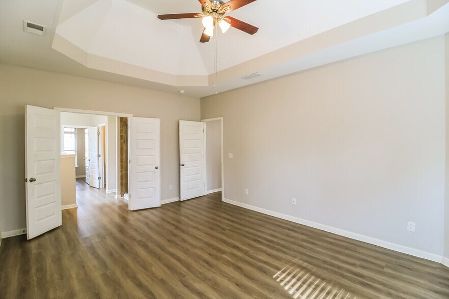 Building Photo - 6840 Diamond Dr