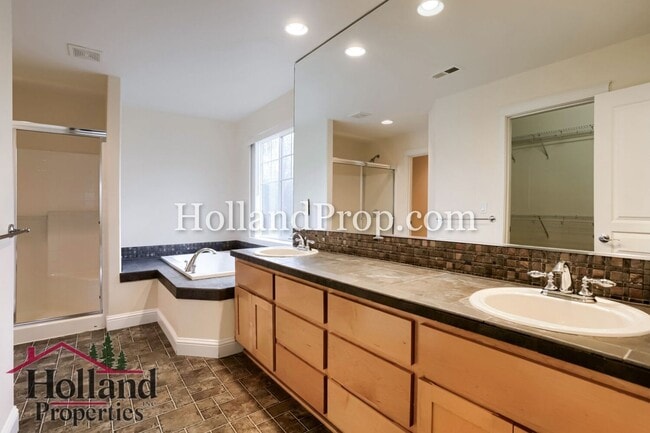 Building Photo - Must See, Beautiful 4 bedroom home in Hillsboro