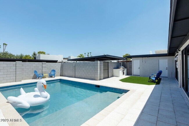 Building Photo - 7834 E Glenrosa Ave