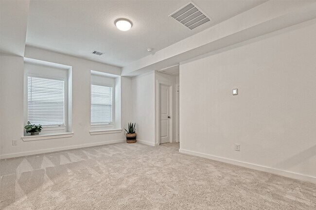 Building Photo - 323 Highland Bayou Dr