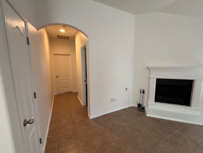 Building Photo - Cute 3 bedroom