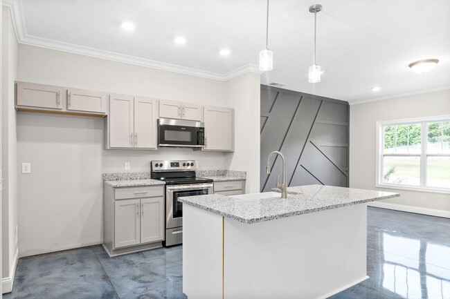 Building Photo - **COMING SOON** 3 BEDROOM HOME