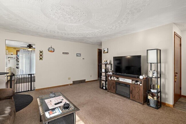 Building Photo - 1341 N Stewart Rd