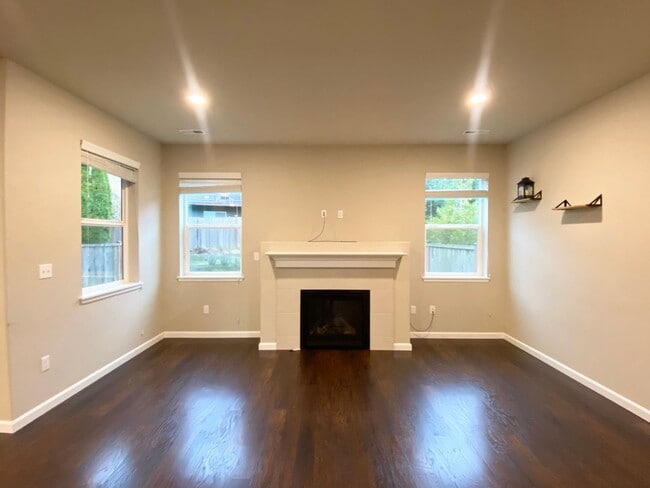 Building Photo - 3 bedroom, 2568 Sqft. home In Federal Way