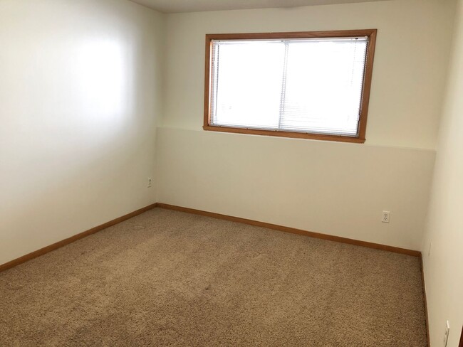 Building Photo - 3 Bed 2 Bath Twin Home