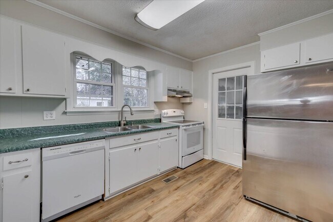 Building Photo - 3 Bed/2Bath home with garage, sunroom, and shed in Martinez