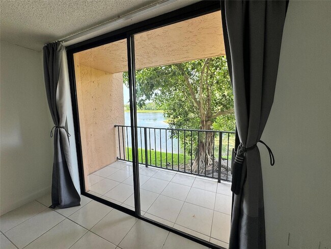Building Photo - 9688 Fontainebleau Blvd