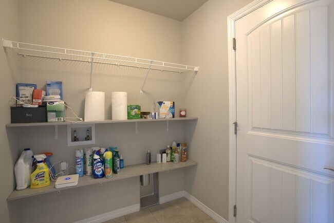 Building Photo - 5 Bed 3 Bath 3 Car Garage Rancher!!!