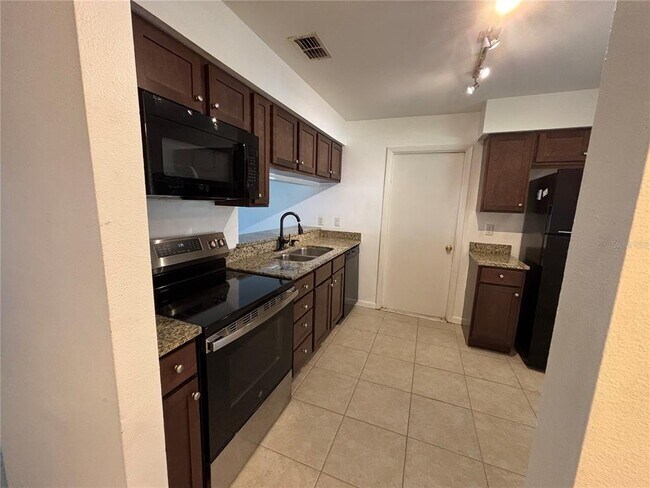 Building Photo - 1761 Lakeview Village Dr