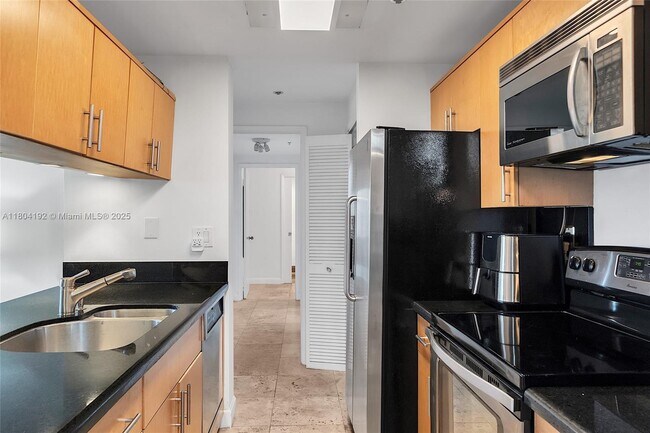 Building Photo - 1581 Brickell Ave