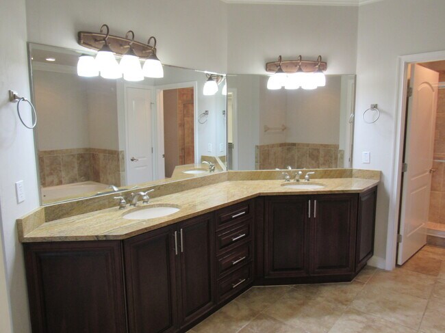 Building Photo - 424 Luna Bella Ln
