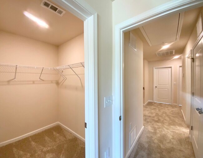 Building Photo - 836 Falls Grove Trl