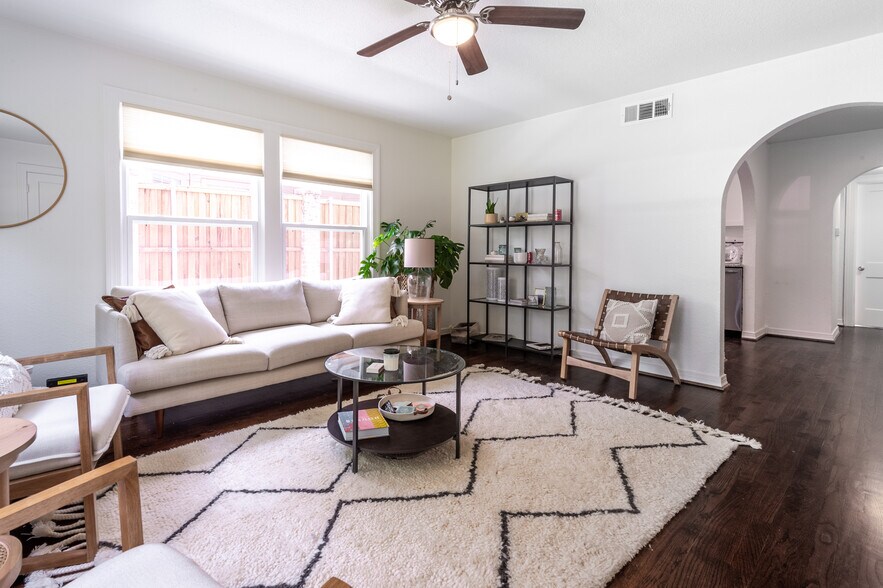 Living room - 3509 Asbury St