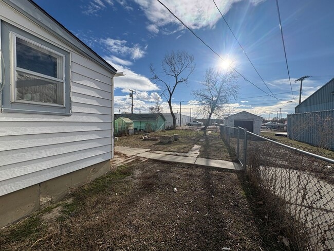 Building Photo - Centrally Located 3 bedroom home