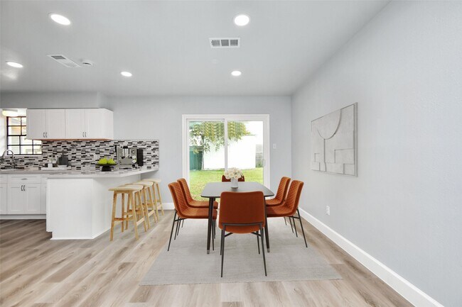 Building Photo - 6411 Hollow Oaks Dr