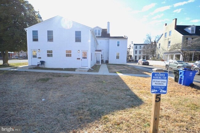 Building Photo - 211 E Union St