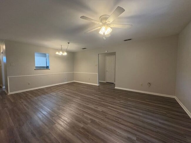Building Photo - Available Now! 3 bedroom charming duplex!