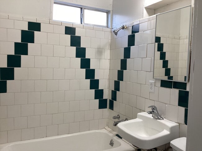 Building Photo - 1532-1532 N Safford Ave