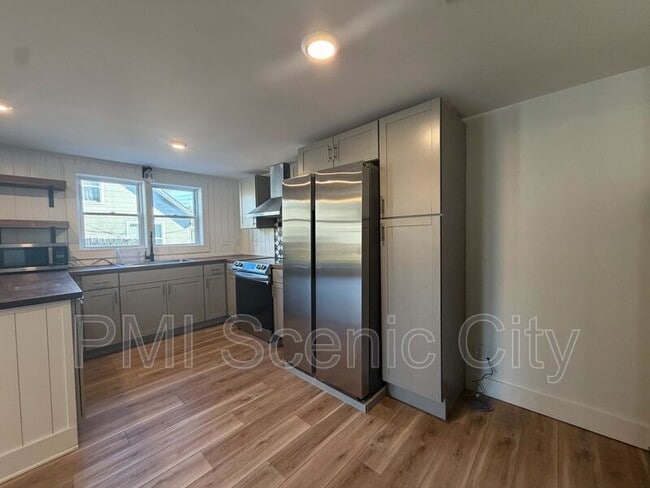 Building Photo - 607 Franklin St