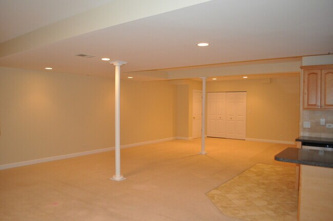 Building Photo - 452 Amherst St