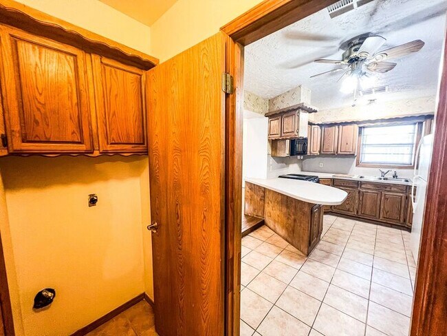 Building Photo - 501 N Main St