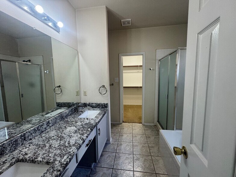 Building Photo - 1705 River Oaks Dr