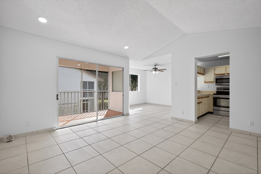 Building Photo - 13856 SW 93rd Ln