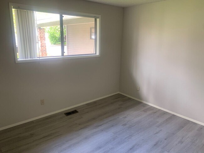 Building Photo - Conveniently Located Single Level