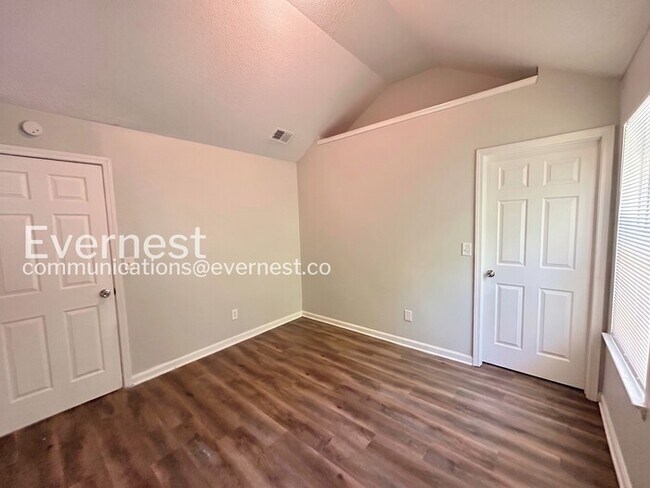 Building Photo - 5544 Bluegrass Dr