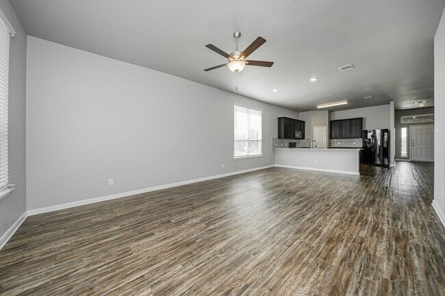 Building Photo - 521 Fallbrook Dr