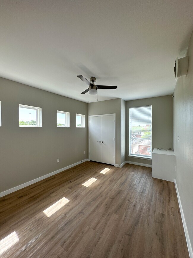 Building Photo - Pods @ Hickory - A2