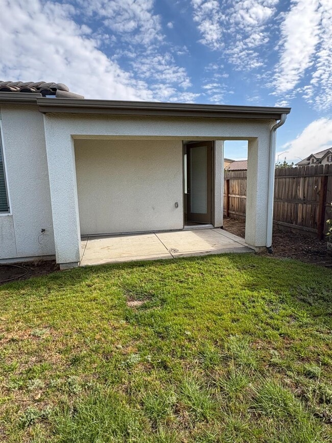 Building Photo - 5990 E Kerckhoff Ave