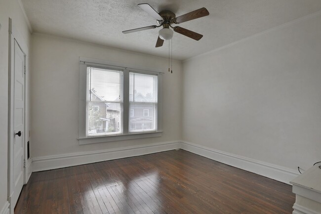 Building Photo - 5br,1.5ba, FREE off-street parking, huge f...