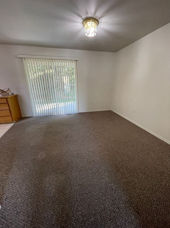 Building Photo - 2430 NW Granite Ct