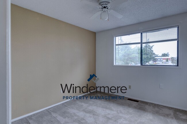 Building Photo - 3 Bedroom Plus Office **half off first mon...