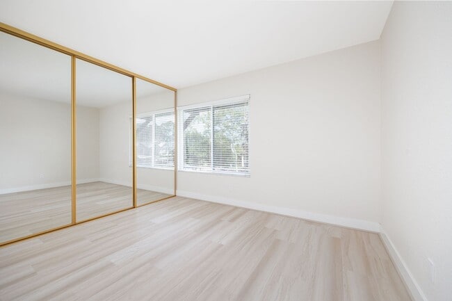 Building Photo - Gorgeous 2 Bedroom Townhouse in the Heart of Mira Mesa!