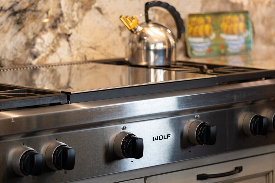 Building Photo - 2744 SW Sherwood Dr