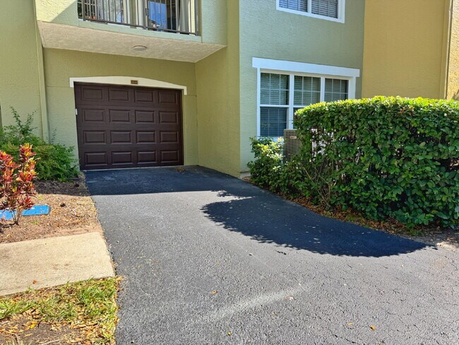 Building Photo - Las Palmas! 2 Bedroom | 2 Bathroom | Garage!