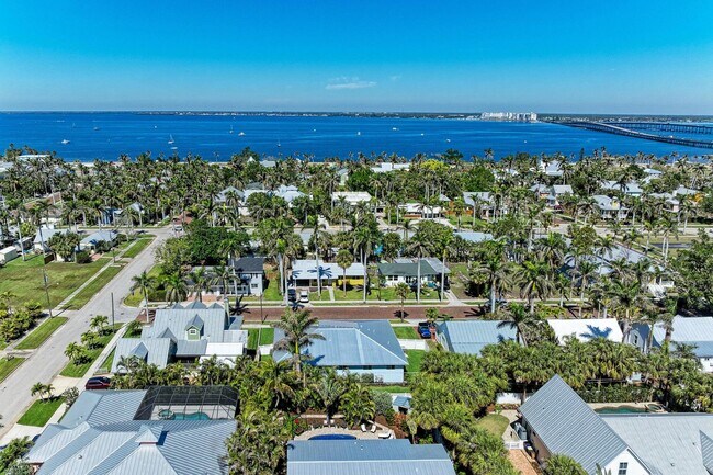 Building Photo - Furnished/Unfurnished ** Annual Rental ** Available 5/1/26 ** 4 Bed/2 Bath Single Family Home ** ...