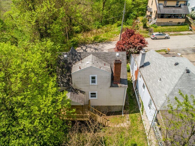 Building Photo - AVAILABLE AUGUST 1ST! DON'T MISS THIS BEAUTIFUL 2-BEDROOM HOME IN CLAIRTON!