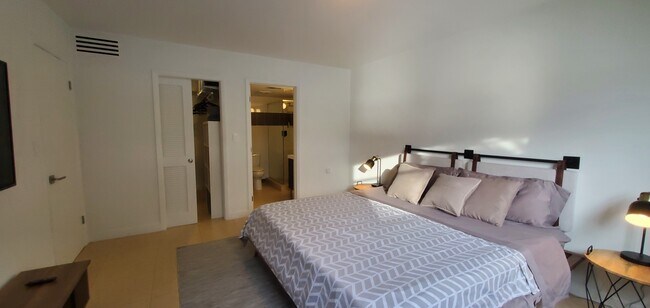 Building Photo - 18901 NE 14th Ave