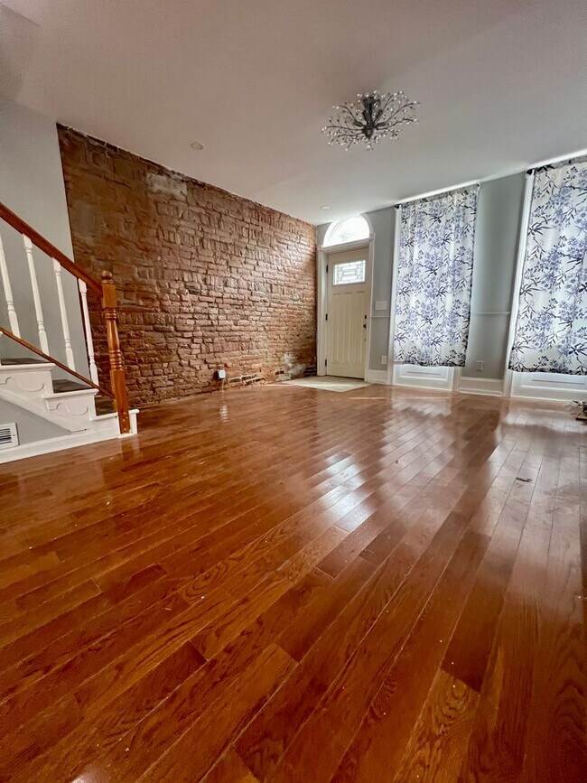 Building Photo - Stunning 4-Bedroom Townhome in the Heart o...