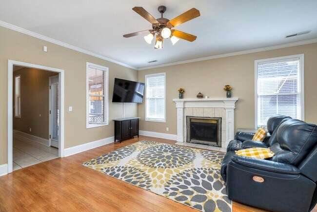 Building Photo - 3200 Mayflower Ln