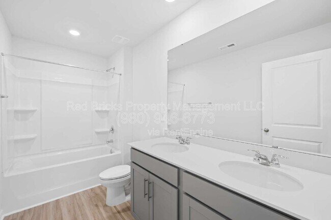 Building Photo - 1837 Vanderlyn St