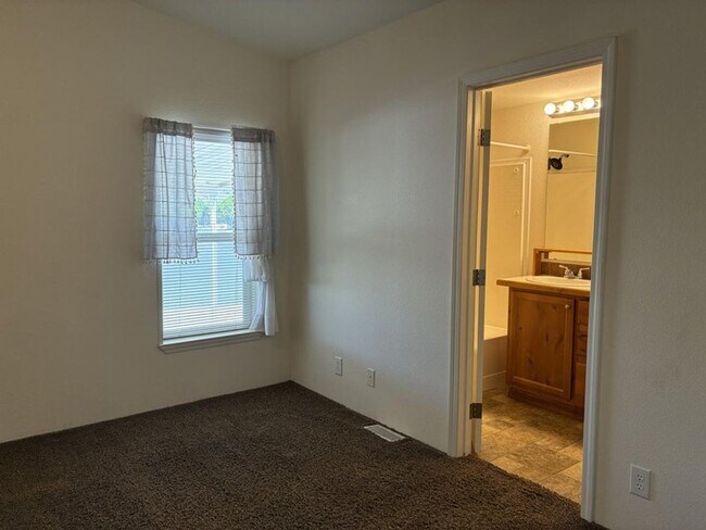 Building Photo - 3825 W 20 N