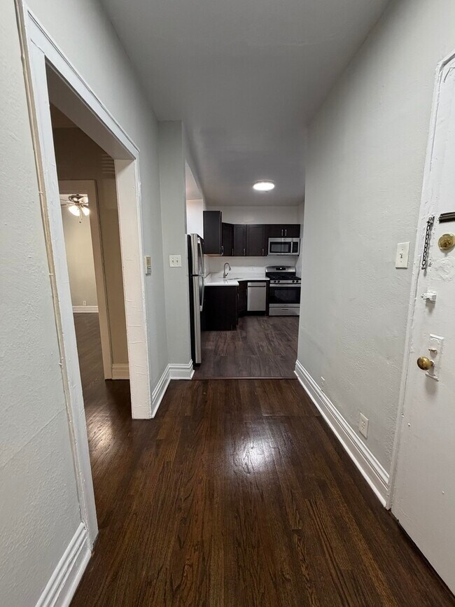 Building Photo - 635 W Roscoe St