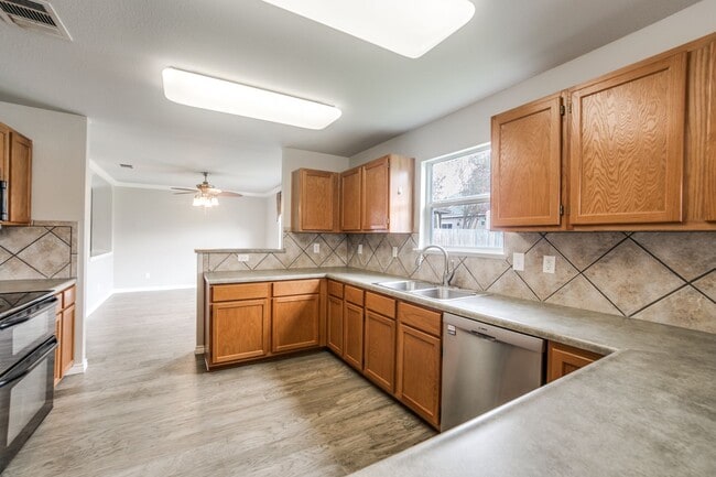 Building Photo - 4 Bedroom/2 Bath Wildhorse Subdivision