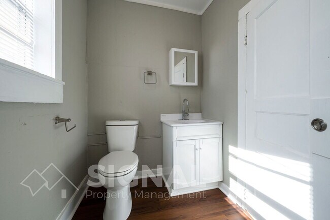 Building Photo - 2408 Fairfax Ave