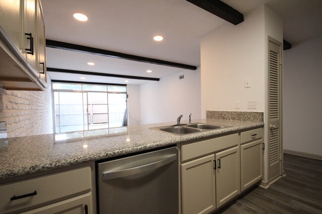 Building Photo - 1208 Houston St