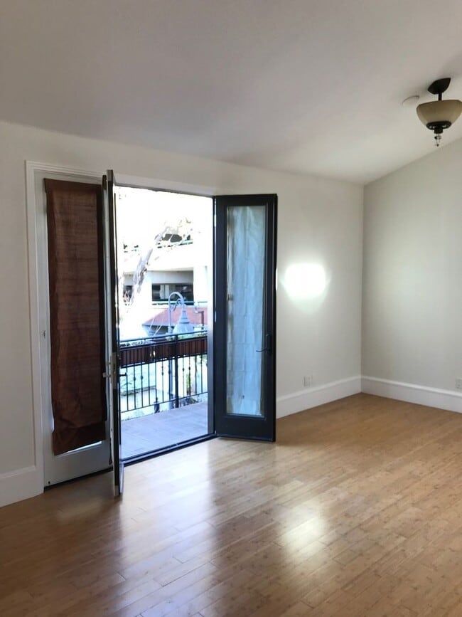 Building Photo - 2 Bedroom 2 bath Downtown Unit with $500 O...